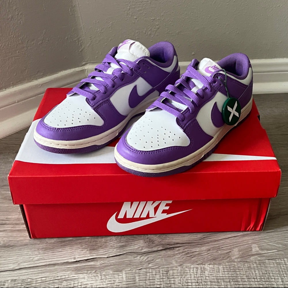 Nike Dunks - low top - Purple and White - Size 7